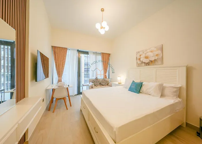 Azizi Riviera 18